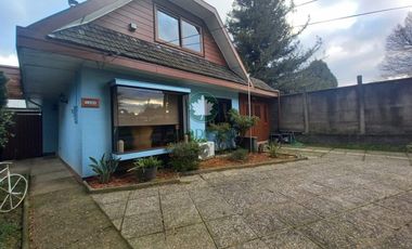 Venta de amplia casa con cabaña sector Avda. Simpson