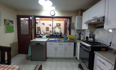 Venta de amplia casa con cabaña sector Avda. Simpson