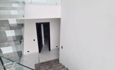 Venta de Casa Moderna con Piscina, Sector Samborondón, Ecuador