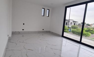 Venta de Casa Moderna con Piscina, Sector Samborondón, Ecuador