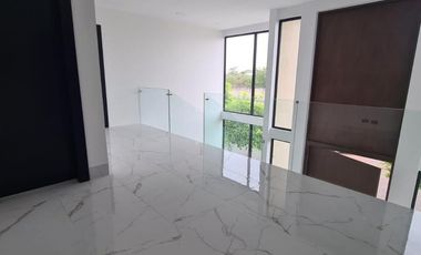 Venta de Casa Moderna con Piscina, Sector Samborondón, Ecuador