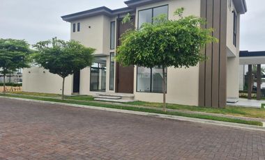 Venta de Casa Moderna con Piscina, Sector Samborondón, Ecuador