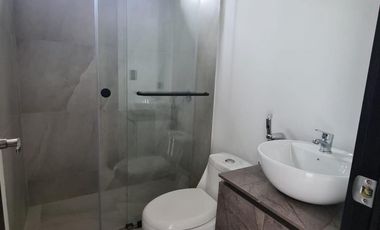 Venta de Casa Moderna con Piscina, Sector Samborondón, Ecuador