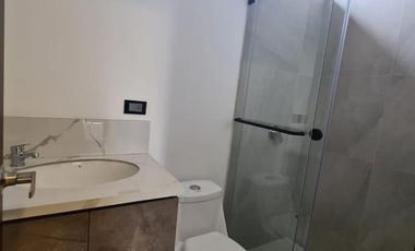 Venta de Casa Moderna con Piscina, Sector Samborondón, Ecuador