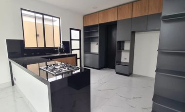 Venta de Casa Moderna con Piscina, Sector Samborondón, Ecuador