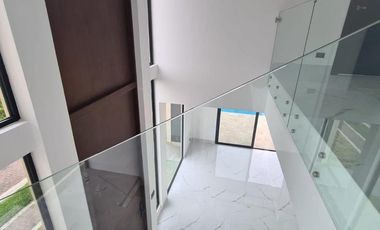 Venta de Casa Moderna con Piscina, Sector Samborondón, Ecuador