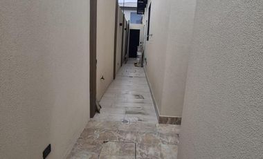 Venta de Casa Moderna con Piscina, Sector Samborondón, Ecuador