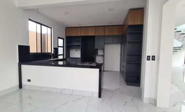 Venta de Casa Moderna con Piscina, Sector Samborondón, Ecuador