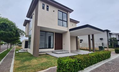 Venta de Casa Moderna con Piscina, Sector Samborondón, Ecuador