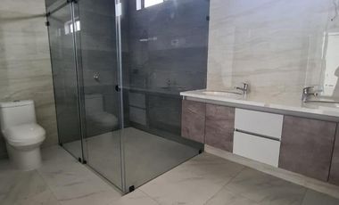 Venta de Casa Moderna con Piscina, Sector Samborondón, Ecuador