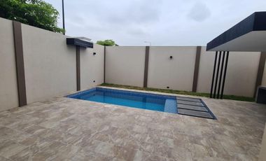 Venta de Casa Moderna con Piscina, Sector Samborondón, Ecuador