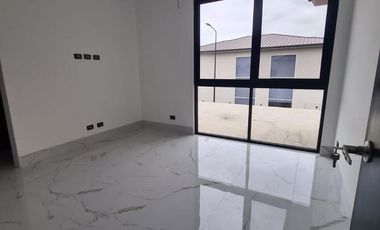 Venta de Casa Moderna con Piscina, Sector Samborondón, Ecuador