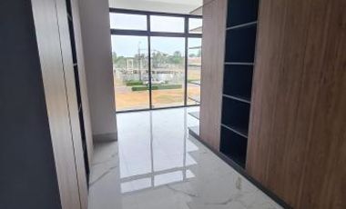 Venta de Casa Moderna con Piscina, Sector Samborondón, Ecuador