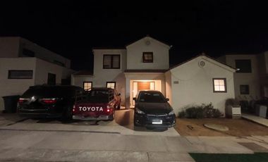 Arriendo linda Casa 3D 3B, Lo Campino en Condominio privado. Disponible a partir de Mayo 2026.