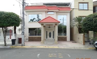Casa de venta en exclusiva Urbanización portoviejo