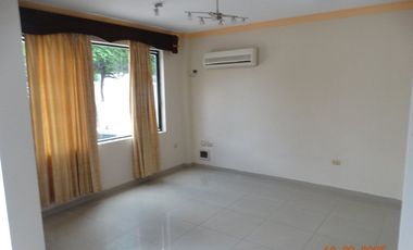 Casa de venta en exclusiva Urbanización portoviejo