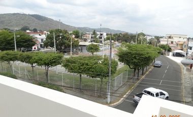 Casa de venta en exclusiva Urbanización portoviejo