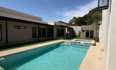 HERMOSA CASA NUEVA DE UN PISO EN UBICACION PRIVILEGIADA