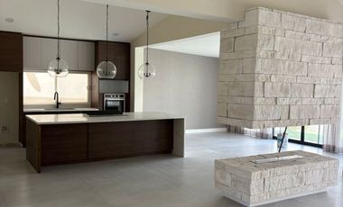 HERMOSA CASA NUEVA DE UN PISO EN UBICACION PRIVILEGIADA