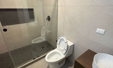 HERMOSA CASA NUEVA DE UN PISO EN UBICACION PRIVILEGIADA