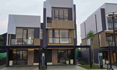 Rumah Dijual 3 Lantai Park Serpong Tipe GoldTops Beverly FREE PPN 100% Angsuran 4.5 Juta
