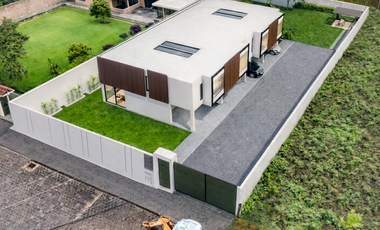 Casa 3 - 105m2 - 2 pisos - 3 dormitorios- Parqueadero - Jardin -  Conocoto Frente al Colegio La Salle