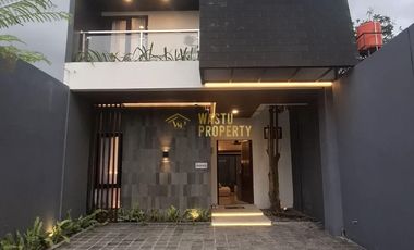 RUMAH MEWAH, FULL FURNISHED, 5 KM DARI KAMPUS UII KALIURANG