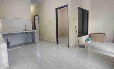 Disewakan rumah usaha posisi hook uda tinggi dari jalan di kelapa gading permai jakut