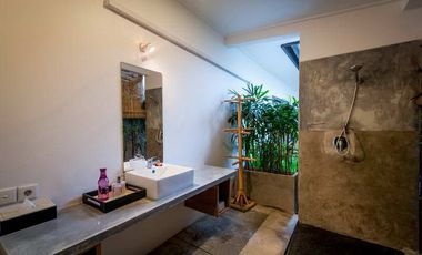 Luxurious 5-Bedroom Villa with Magnificent Pool in Seminyak