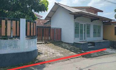 Homestay kecil, sisa tanah masih luas di jl Palagan km 14, suasana sejuk, akses jl aspal mobil papasan dkt ke UII, RS PURI HUSADA