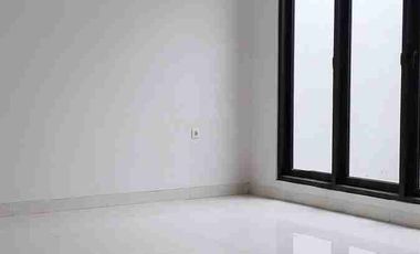 Sewa Rumah 2 Lantai di Pejaten 4 Kamar Tidur Unfurnished