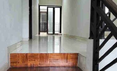 Sewa Rumah 2 Lantai di Pejaten 4 Kamar Tidur Unfurnished