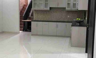 Sewa Rumah 2 Lantai di Pejaten 4 Kamar Tidur Unfurnished
