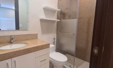 Venta de Departamento de 2 Dormitorios, Sector Tenis Plaza Samborondón, Ecuador