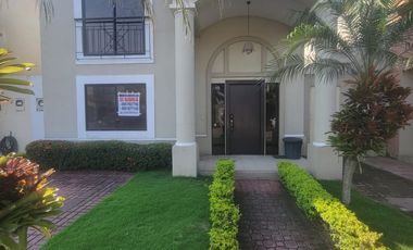 En alquiler amplia casa de tres dormitorios en Ciudad Celeste, Nuevo Samborondon