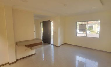 En alquiler amplia casa de tres dormitorios en Ciudad Celeste, Nuevo Samborondon