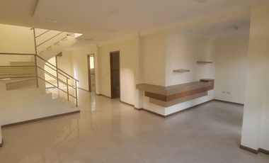 En alquiler amplia casa de tres dormitorios en Ciudad Celeste, Nuevo Samborondon