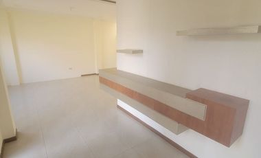 En alquiler amplia casa de tres dormitorios en Ciudad Celeste, Nuevo Samborondon