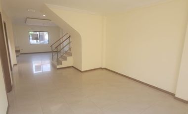 En alquiler amplia casa de tres dormitorios en Ciudad Celeste, Nuevo Samborondon