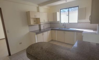 En alquiler amplia casa de tres dormitorios en Ciudad Celeste, Nuevo Samborondon