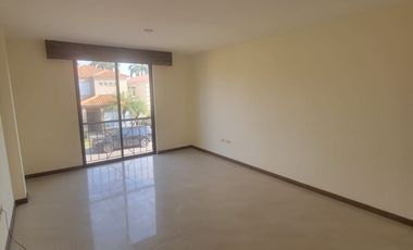 En alquiler amplia casa de tres dormitorios en Ciudad Celeste, Nuevo Samborondon