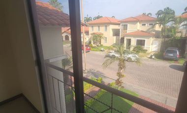 En alquiler amplia casa de tres dormitorios en Ciudad Celeste, Nuevo Samborondon