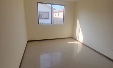 En alquiler amplia casa de tres dormitorios en Ciudad Celeste, Nuevo Samborondon