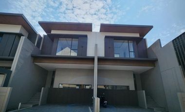 Y. Dijual  Rumah 2 lantai di Setra Duta Grande Corner Bandung