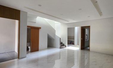 Y. Dijual  Rumah 2 lantai di Setra Duta Grande Corner Bandung