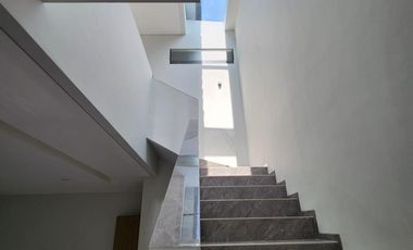 Y. Dijual  Rumah 2 lantai di Setra Duta Grande Corner Bandung