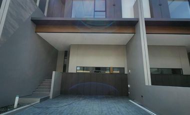 Y. Dijual  Rumah 2 lantai di Setra Duta Grande Corner Bandung