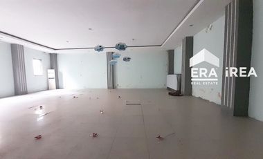 RUANG USAHA 3 LANTAI DIJUAL ATAU DISEWAKAN DI COLOMADU DEKAT PASAR COLOMADU, LUWES KARTASURA