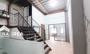 RUANG USAHA 3 LANTAI DIJUAL ATAU DISEWAKAN DI COLOMADU DEKAT PASAR COLOMADU, LUWES KARTASURA