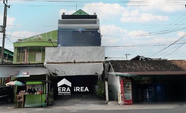 RUANG USAHA 3 LANTAI DIJUAL ATAU DISEWAKAN DI COLOMADU DEKAT PASAR COLOMADU, LUWES KARTASURA